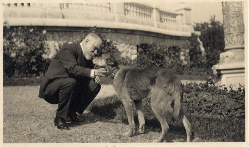 Raymond Poincaré et son chien, à Sampigny (titre factice)