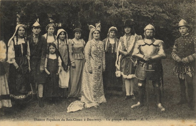 Au Théâtre Populaire du Bois Chenu à Domrémy Un groupe d'Acteurs