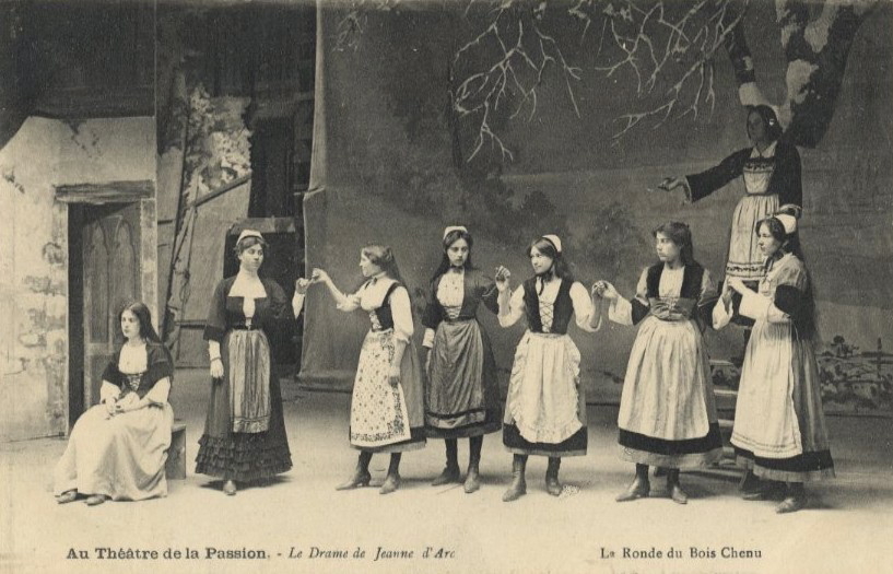 Au Théâtre de la Passion. Le Drame de Jeanne d'Arc. La ronde du Bois Chenu