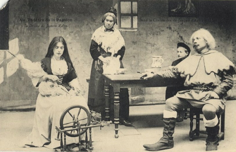 Au Théâtre de la Passion. Le Drame de Jeanne d'Arc. Dans la chaumière de Jeanne d'Arc