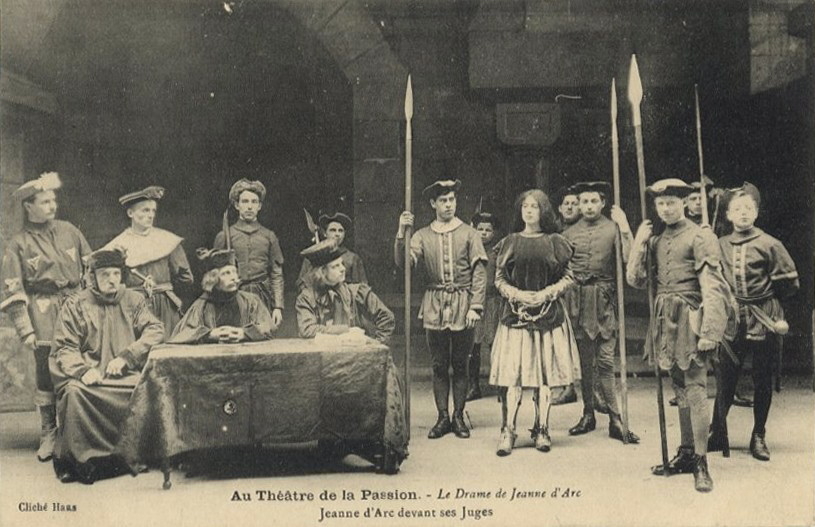 Au Théâtre de la Passion. Le Drame de Jeanne d'Arc. Jeanne d'Arc devant ses juges.