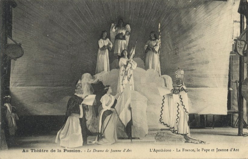 Au Théâtre de la Passion. - Le Drame de Jeanne d'Arc. L'apothéose : la France, le pape et Jeanne d'Arc
