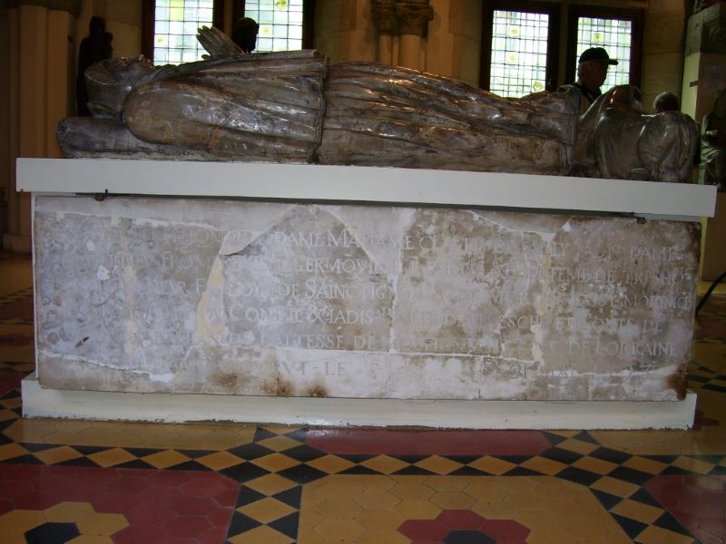 lot : 6 fragments du mausolée de François de Saintignon et de sa femme Claude de Failly