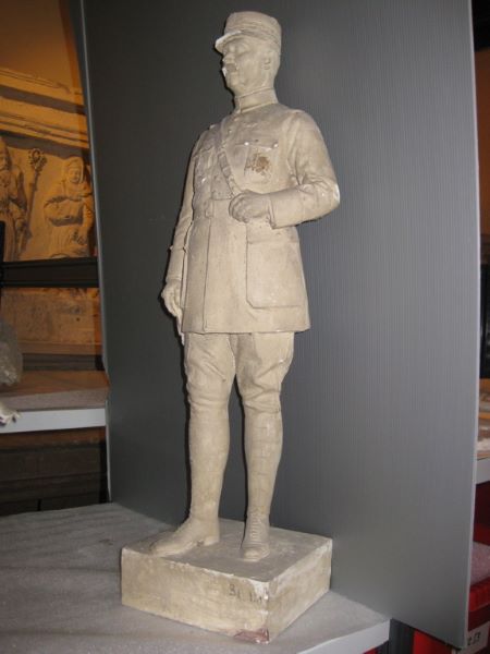 maréchal Pétain en pied