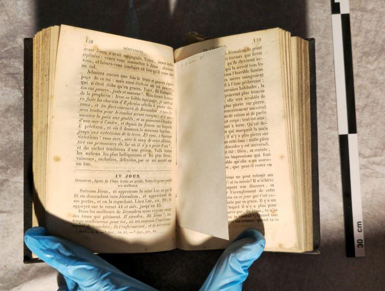 "Méditations" de Bossuet en 2 tomes contenant un marque page, des images pieuses et un faire-part de Jean et Adélaîde Lagarde