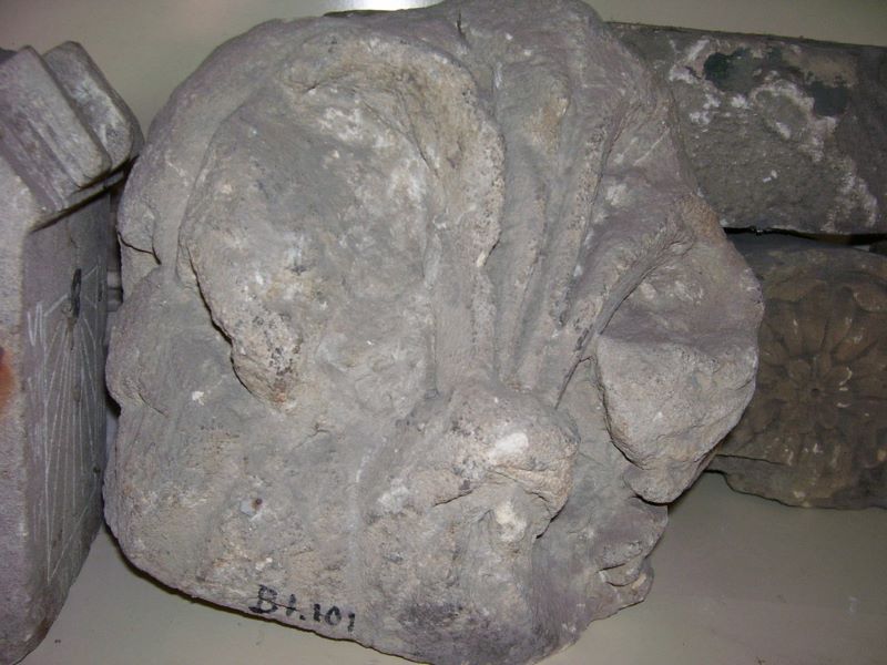 fragment de chapiteau avec feuille d’acanthe