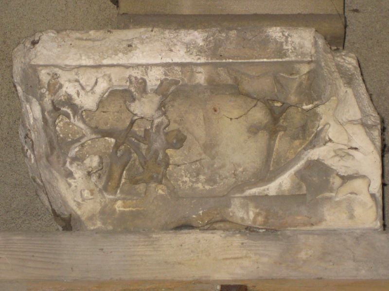 fragment de bas-relief