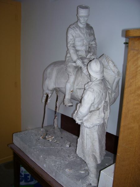 le général Pétain à cheval serrant la main d’un poilu