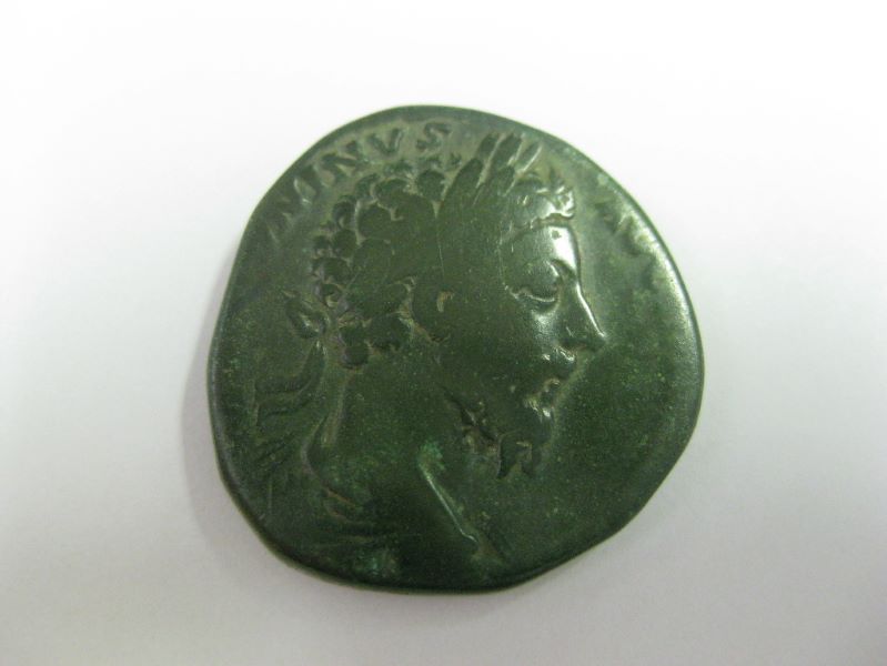lot : 6 monnaies romaines, 1 sesterce de l’empereur Marc Aurèle, 1 dupondius de l’empereur Domitien, 1 petit bronze de l’empereur Tétricus II, 2 antoninien de l’empereur Victorinus, 1 minimus de l’empereur Tétricus Ier