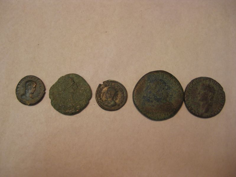 lot : 5 monnaies romaines, dont 2 pièces de Constantin le Jeune et 1 pièce de Caligula