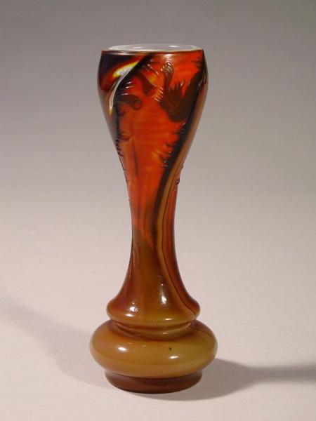 Vase à décor floral (titre factice)