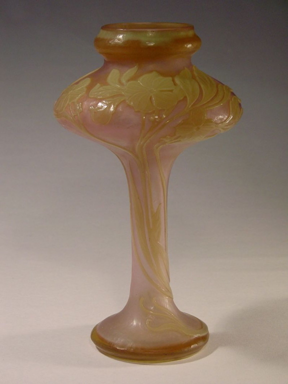 vase balustre à décor floral (titre factice)