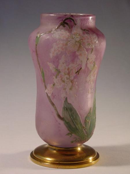 Vase à décor intercalaire d'orchidée (titre factice)