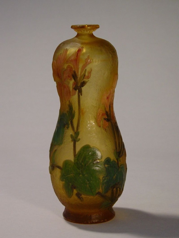 vase coloquinte à décor floral (titre factice)