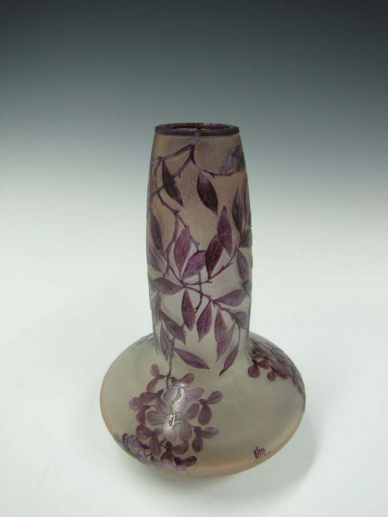 vase à décor floral (titre factice)