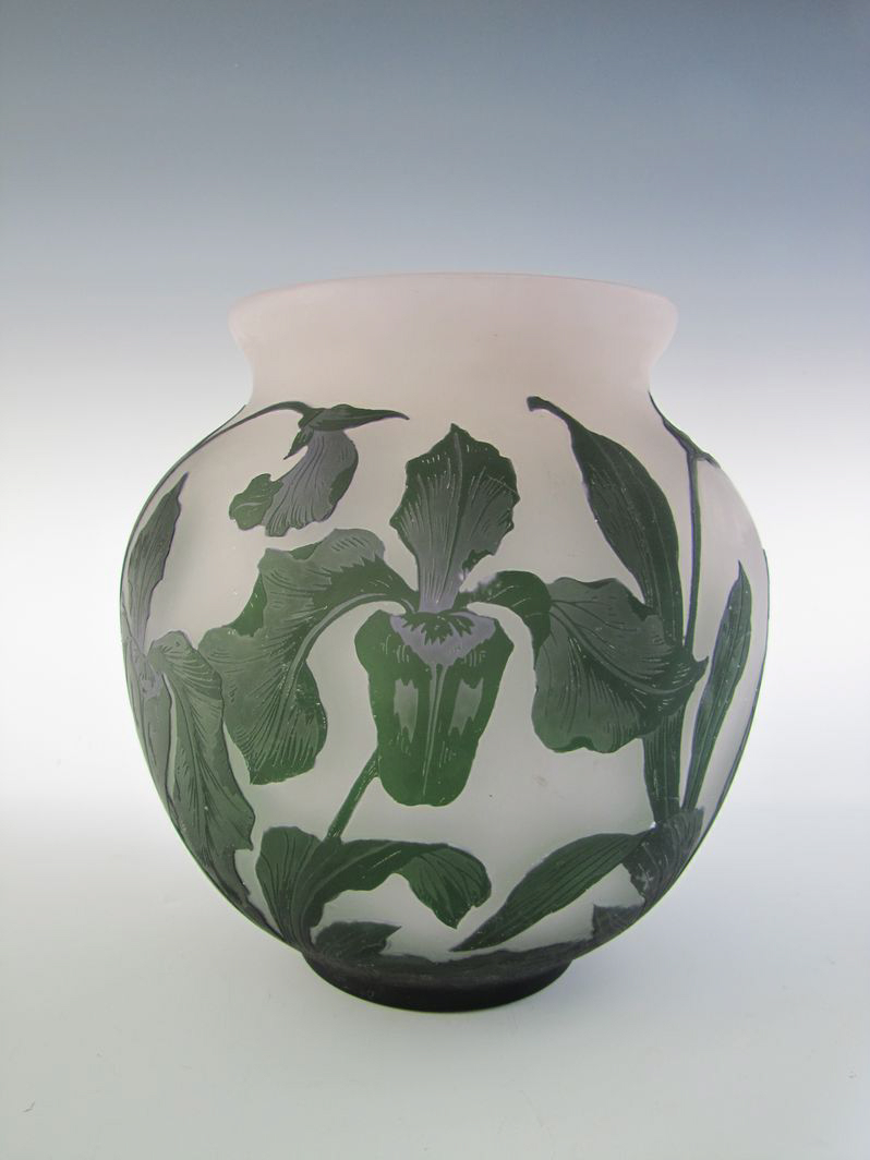 vase à motif floral (titre factice)