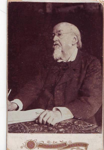 Emile Erckmann devant ses journaux (titre factice)