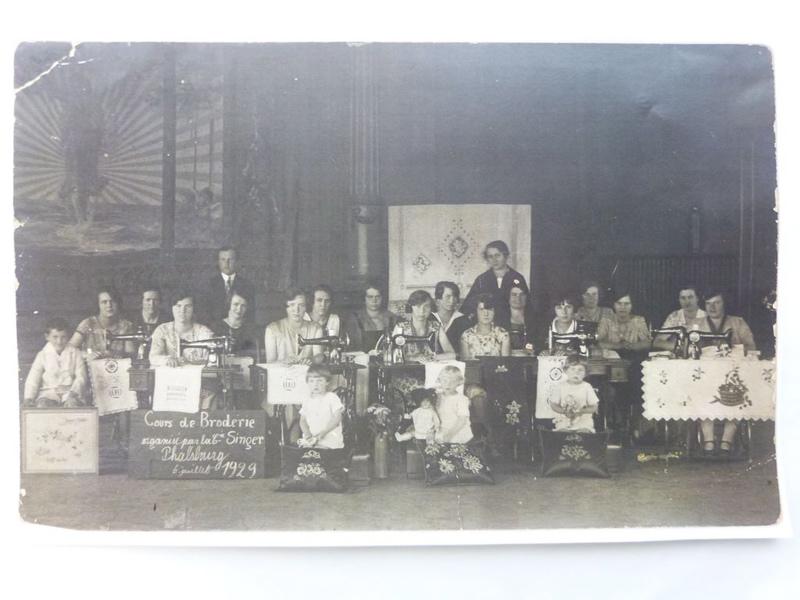 Cours de broderie organisé par la Cie Singer à Phalsbourg 6 juillet 1929 (titre inscrit)
