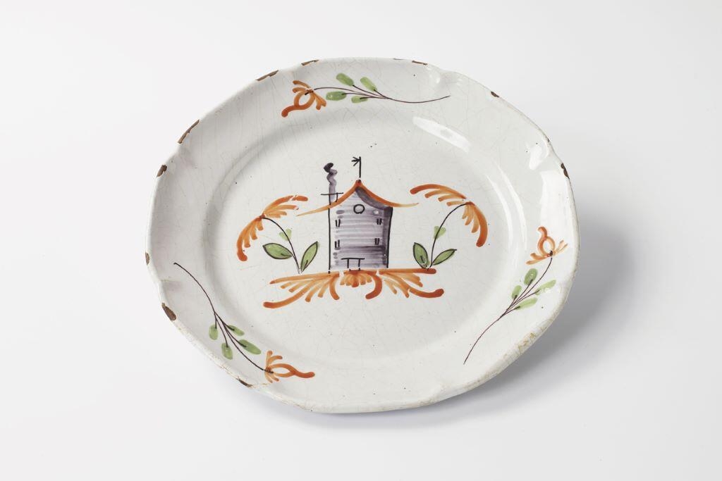 Assiette à décor architectural