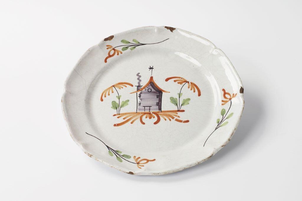Assiette à décor architectural