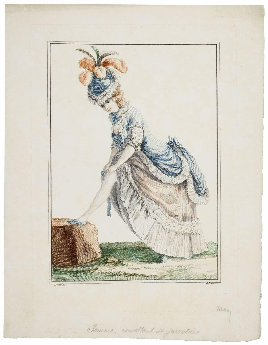 Femme en robe à la polonaise de tafetas remettant sa jarretière (titre factice)