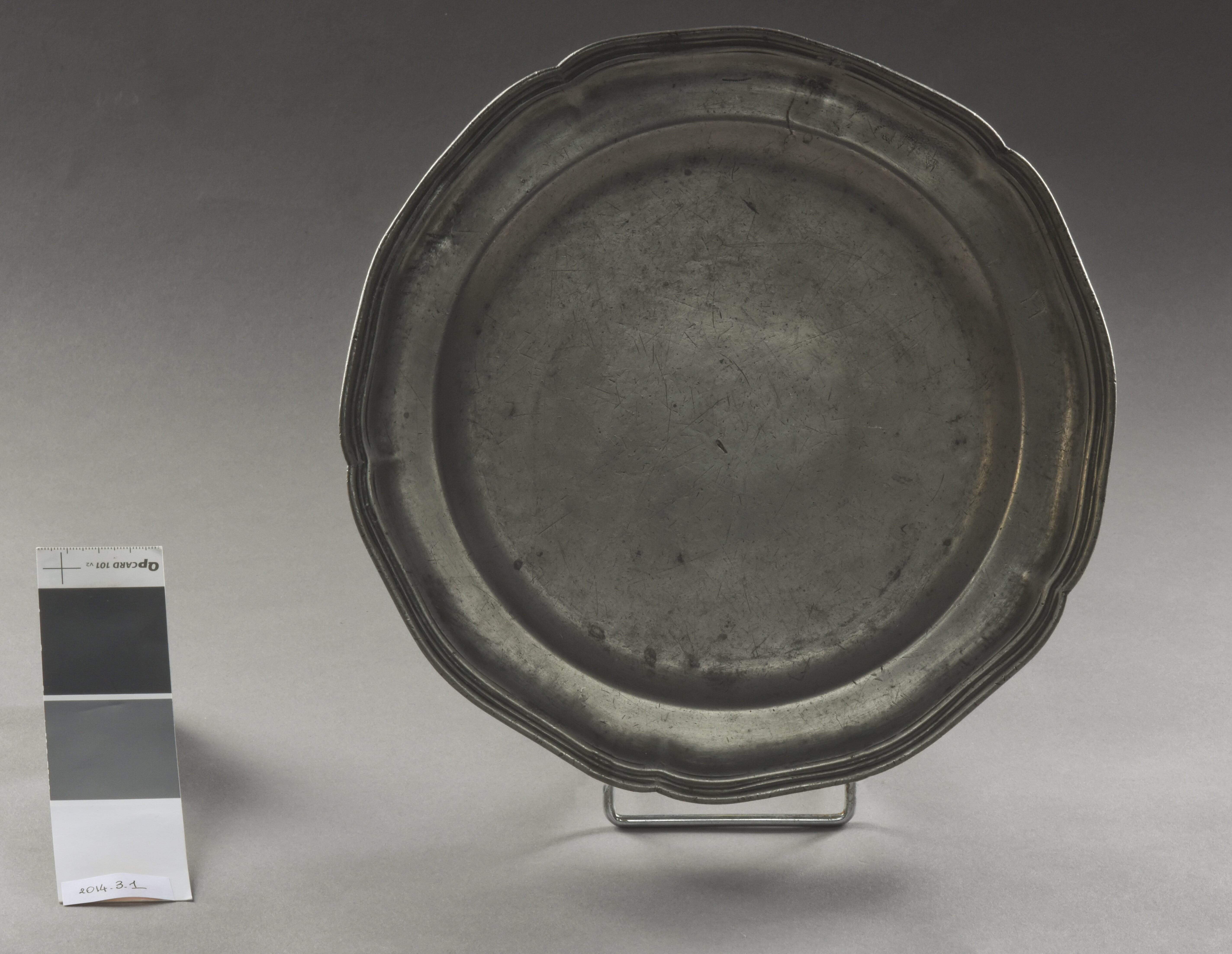 Assiette ronde chantournée