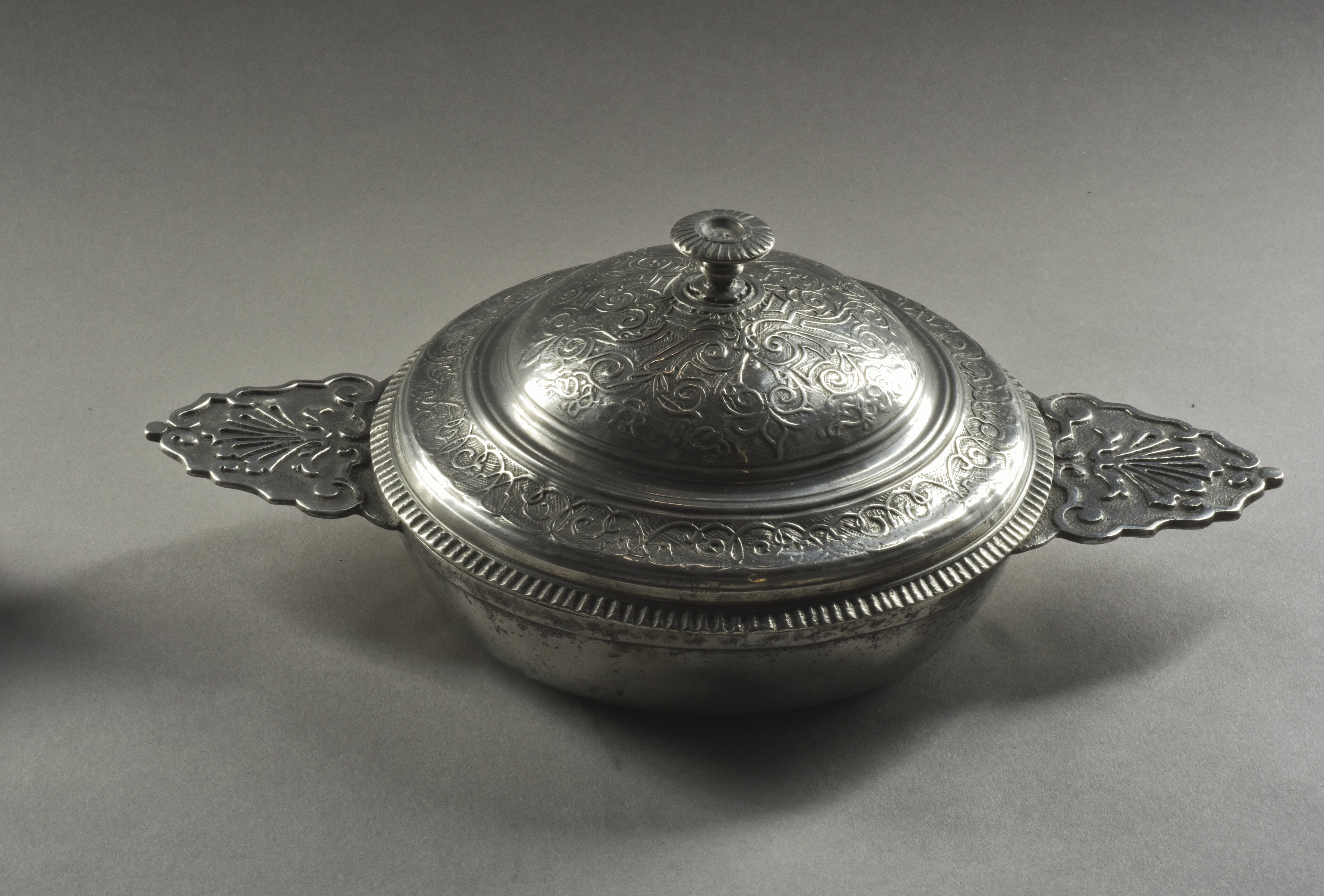 écuelle à bouillon couverte