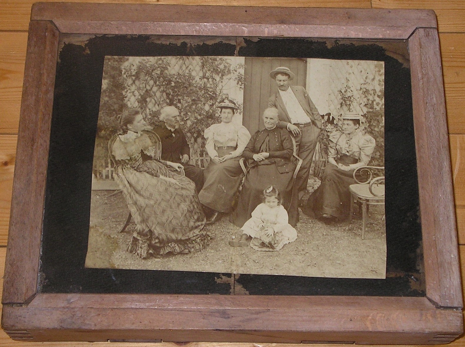 Famille Waidmann dans une cour