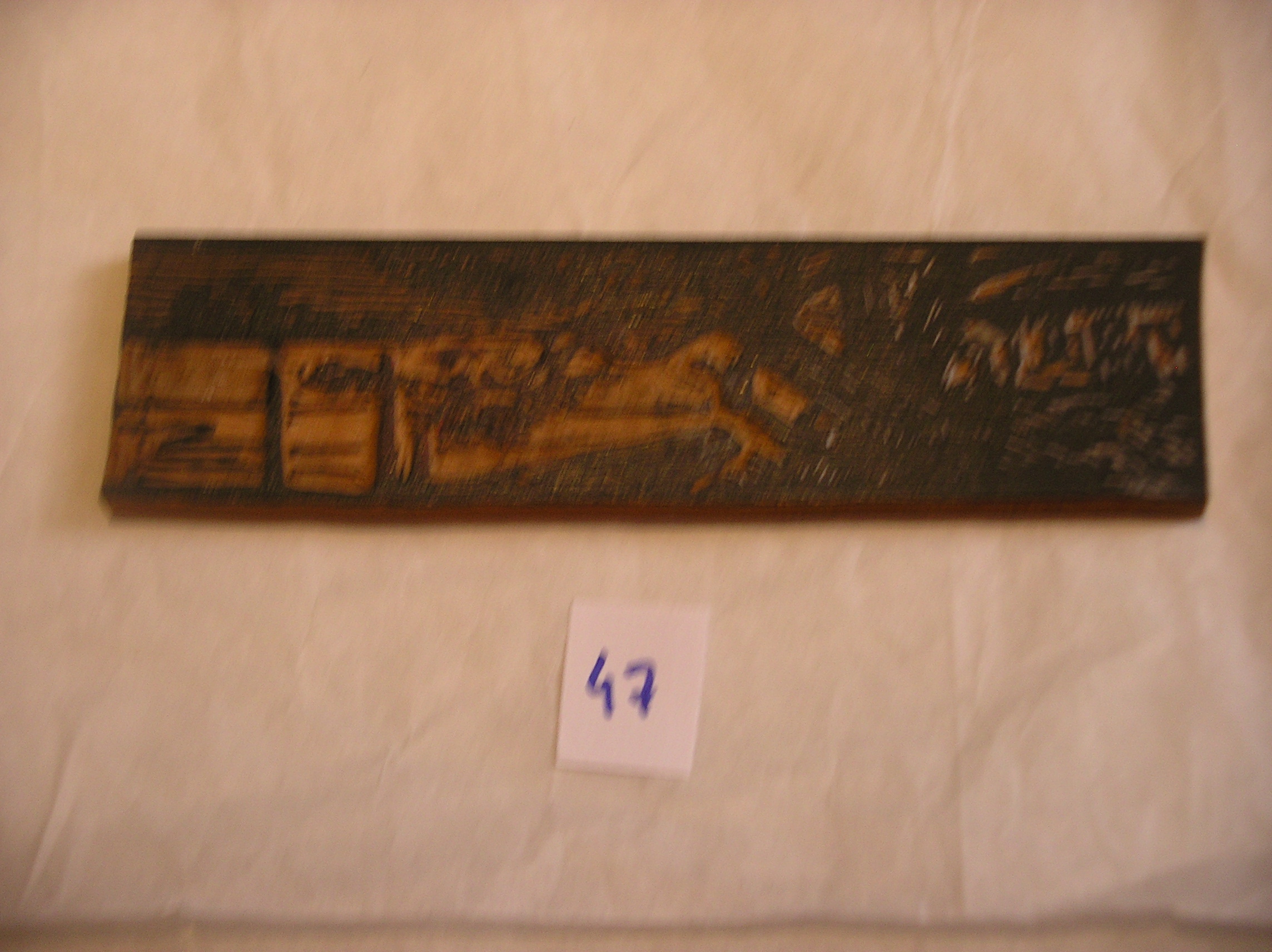 Plaque représentant un paysage avec tronc d'arbres dans une forêt