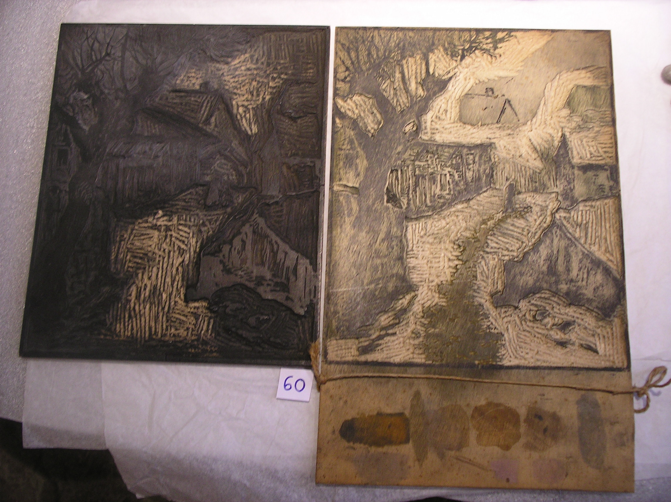 Lot de 2 plaques gravées et peintes représentant une rue de village sous la neige avec deux personnages; Revers : dessin préparatoire à l'encre