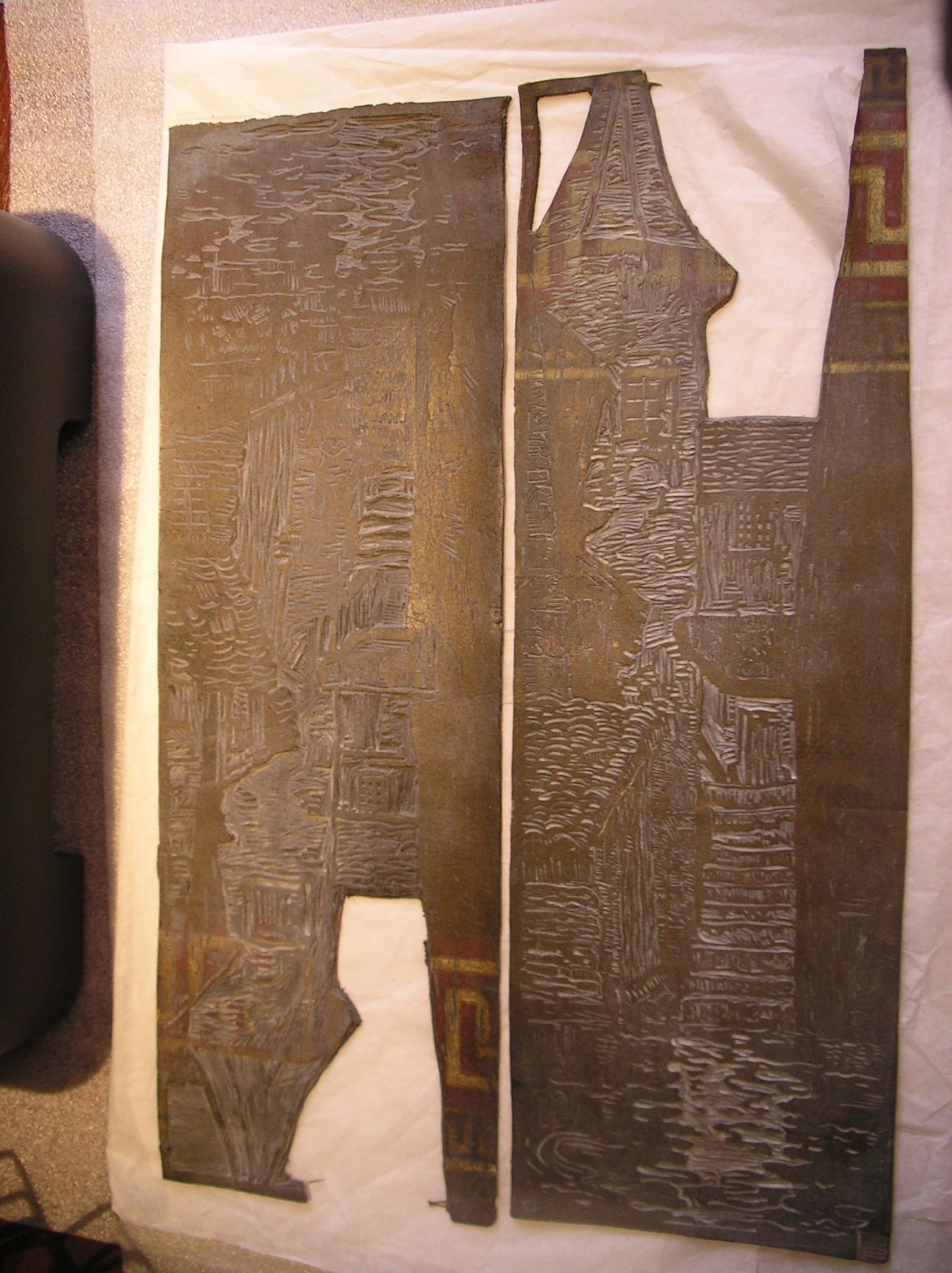 Lot de 2 plaques gravées et peintes représentant une tourelle et un cours d'eau. Revers : motif de frise grecque