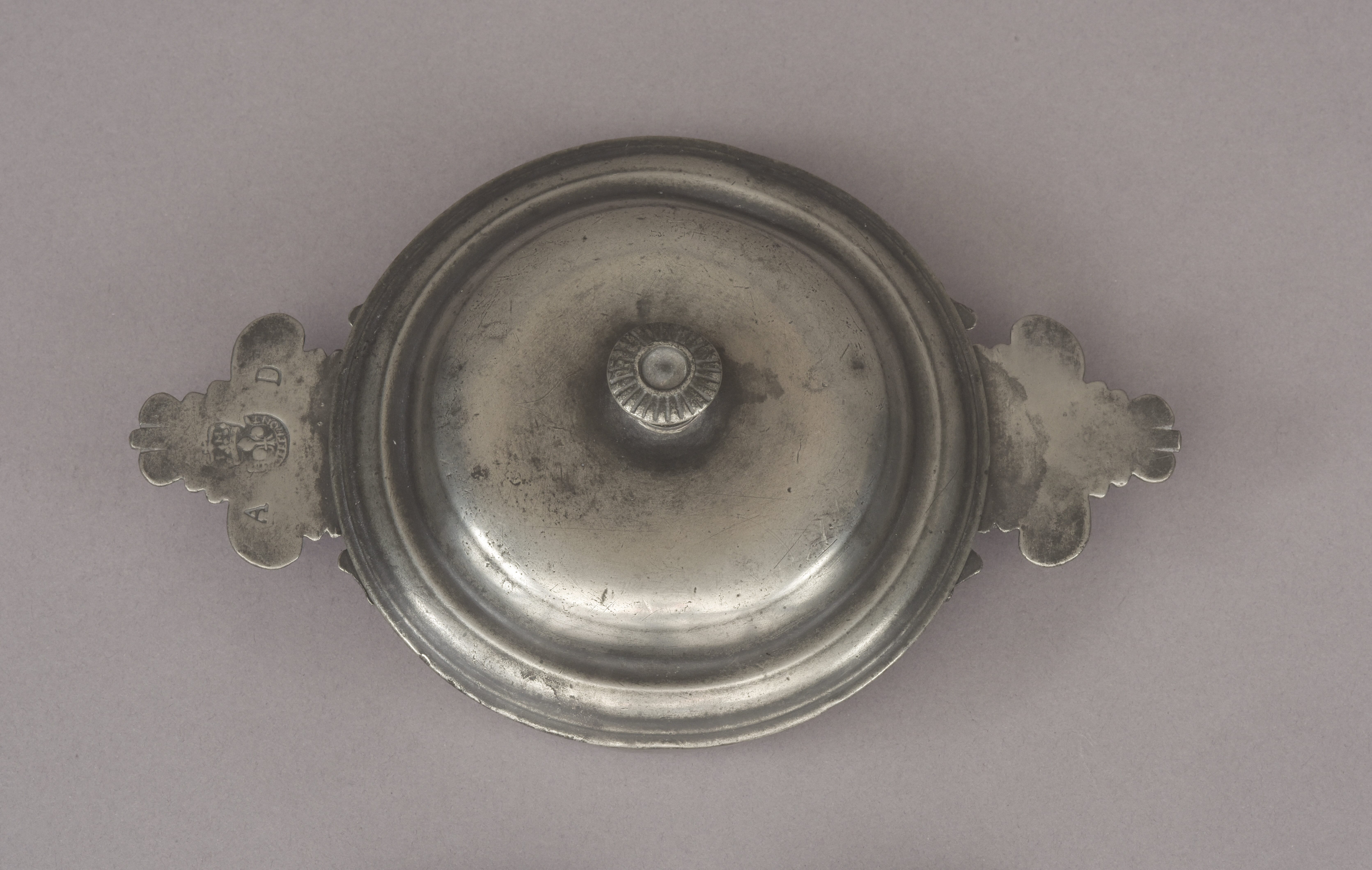 Petite écuelle à oreilles couverte