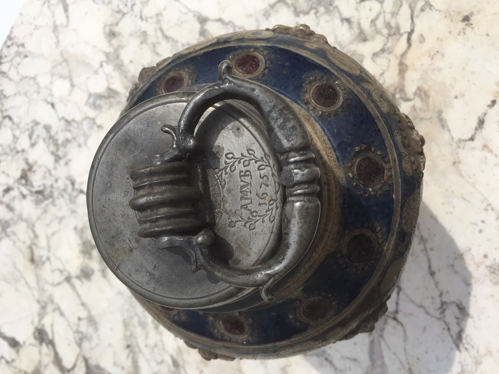 Bouteille à décor de fleur stylisée