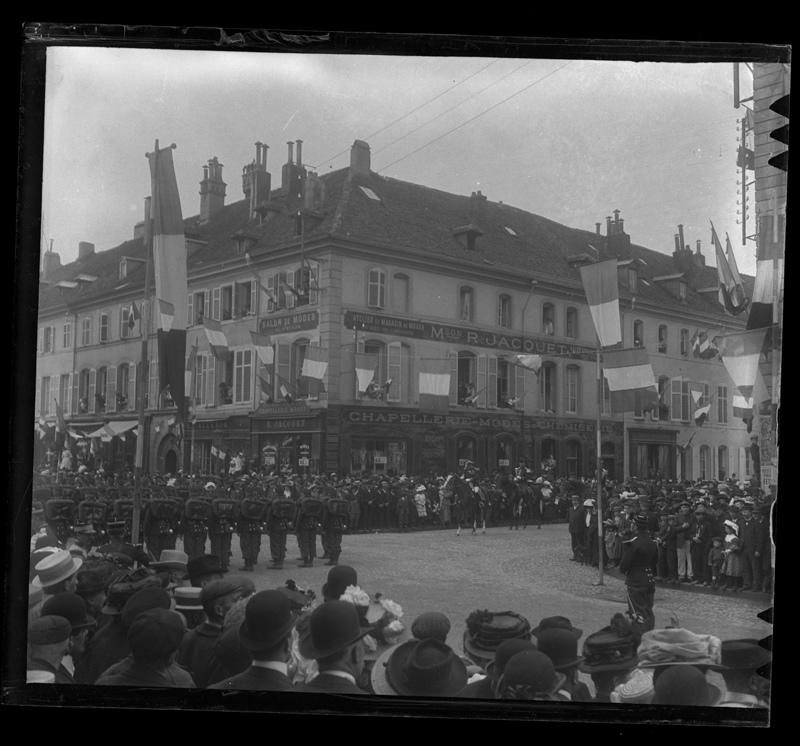 Un coin de la foule pendant la revue militaire (Saint-Dié ?)