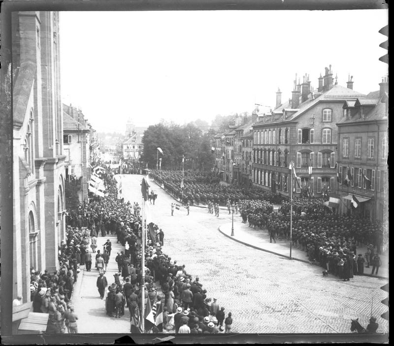 Revue militaire, place Saint-Martin à Saint-Dié
