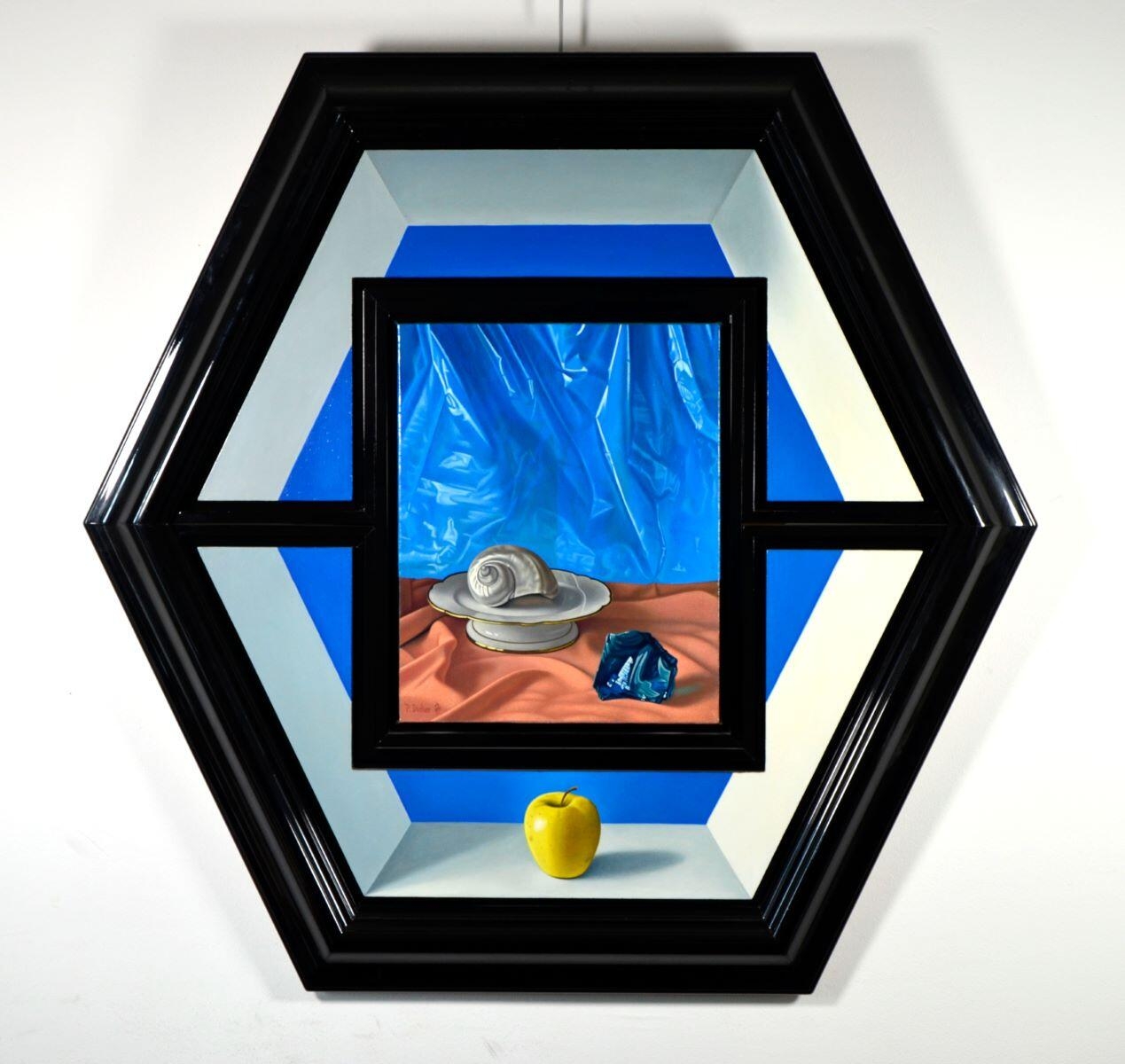 Composition au compotier, nautile, pomme et bloc bleu sur fond drapé