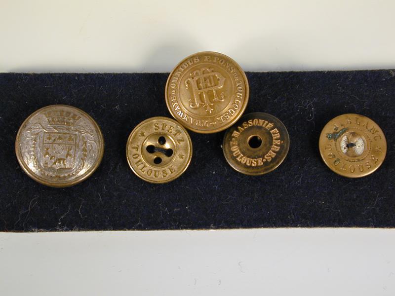 cinq boutons d'uniformes toulousains