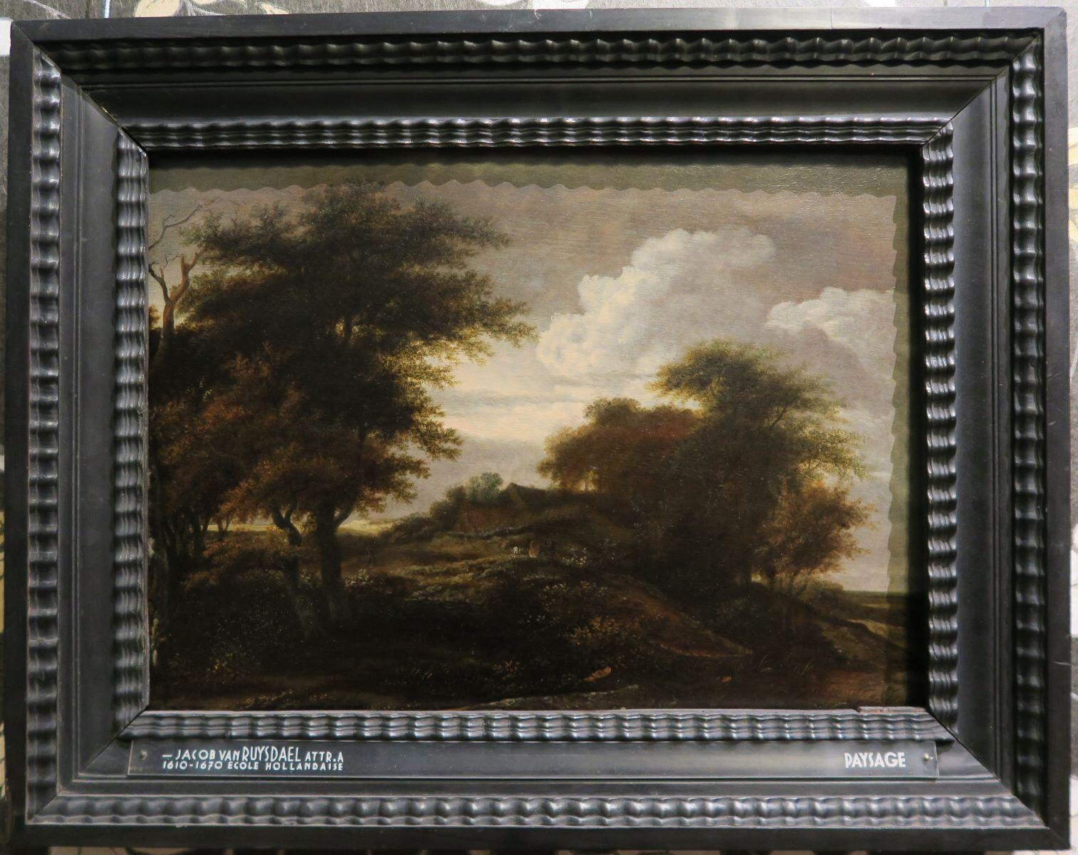 Chaumière dans un bouquet d'arbres