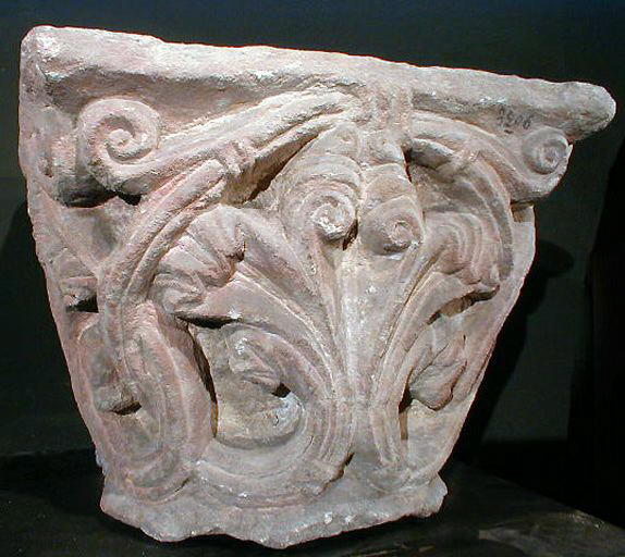 Chapiteau roman à rinceaux et feuillages épanouis en pierre calcaire
