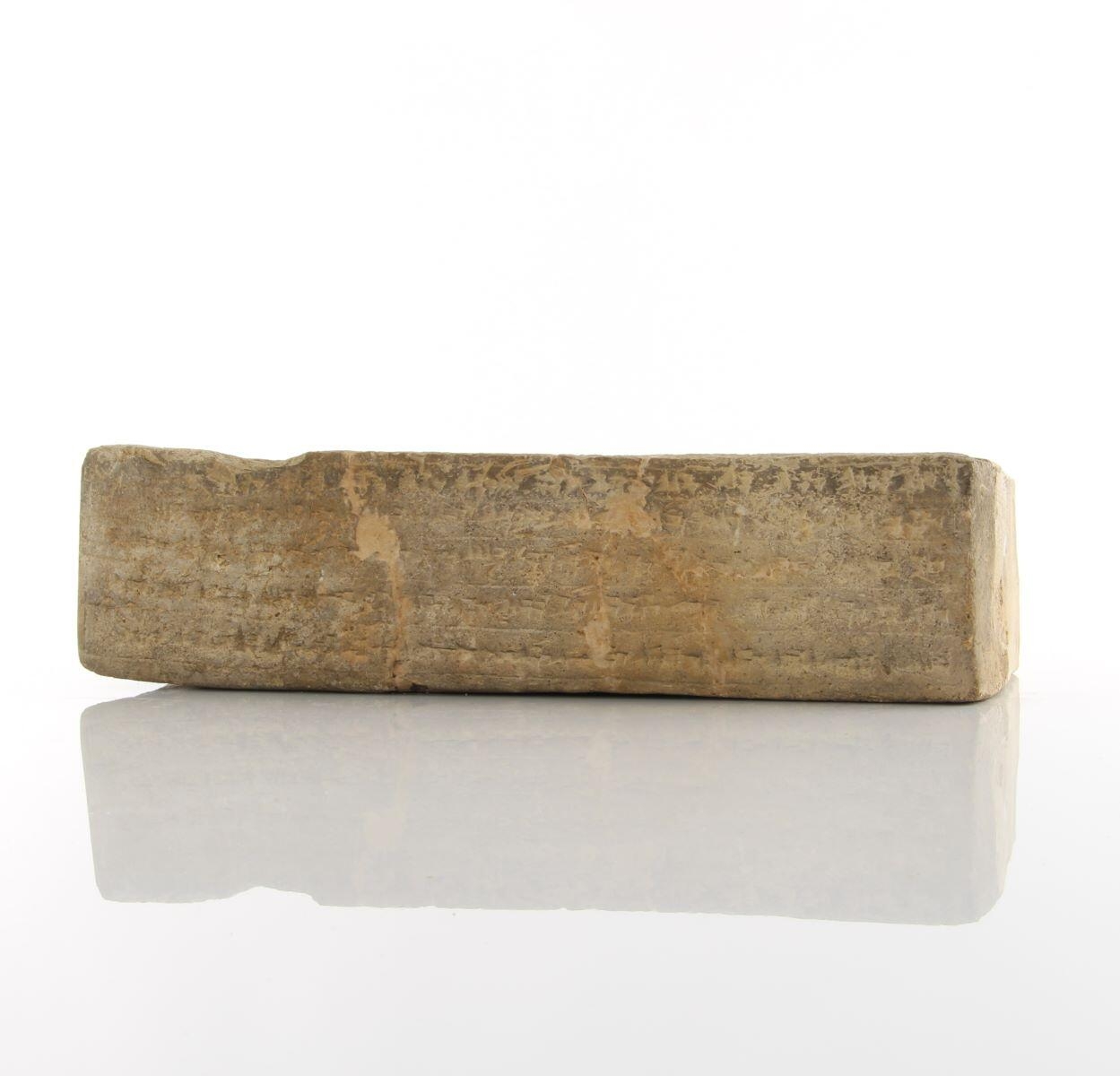 Brique inscrite au nom de Untash-Napirisha, roi d'Anshan et de Suse