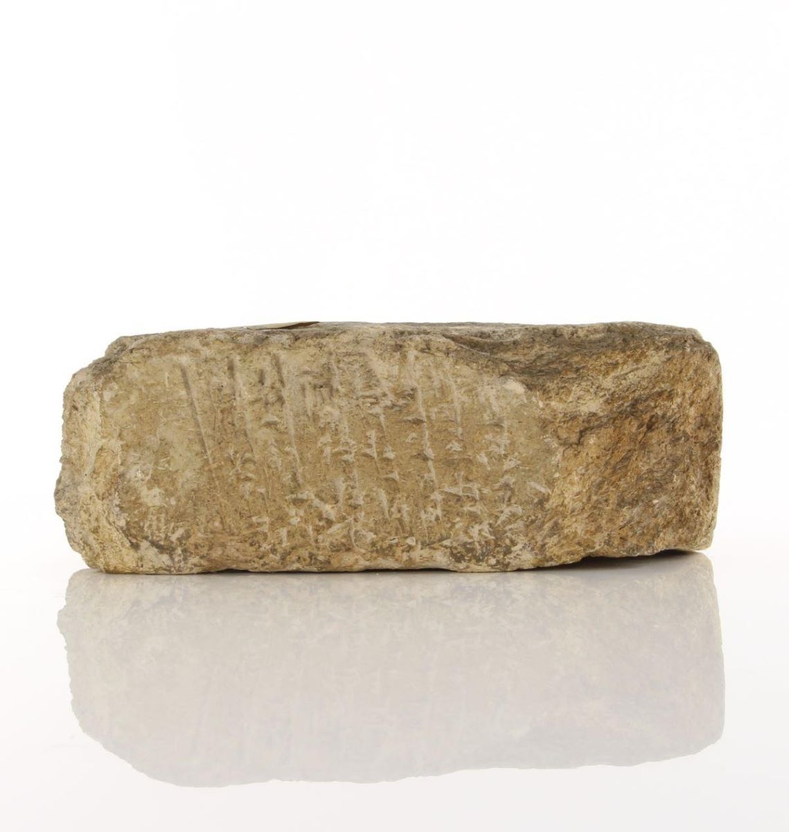 Brique inscrite au nom d'Attahushu, pasteur du peuple de Suse
