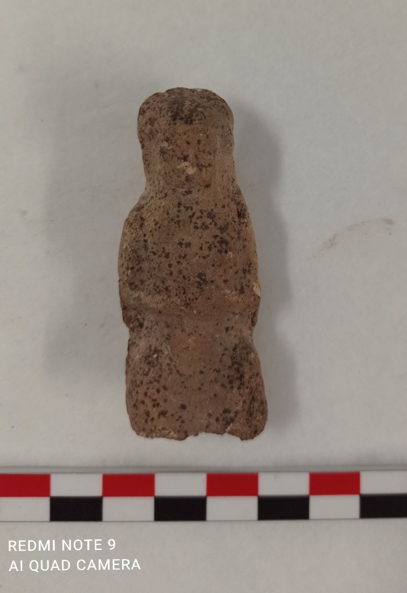 Femme aux mains jointes