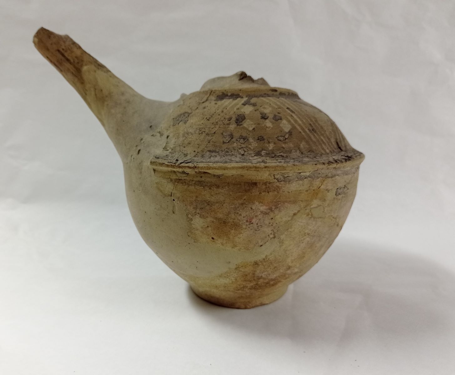 Vase à bec peint