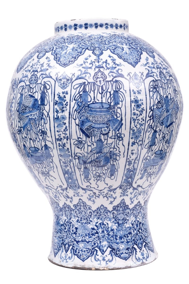 Putti dans un décor floral