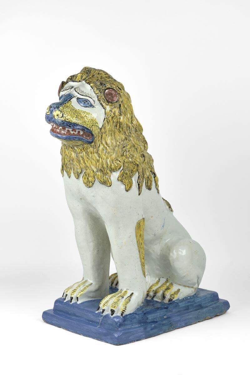 Lion assis