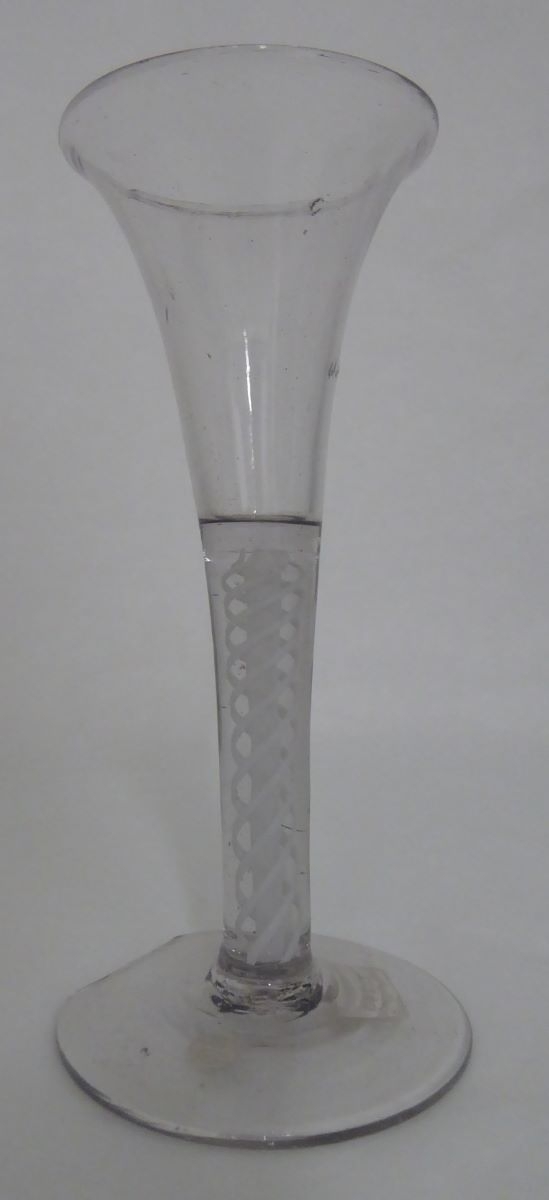 Verre à pied orné de filets blancs