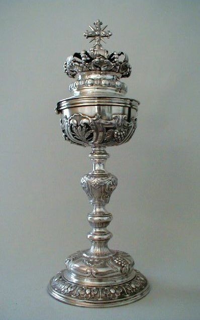 Ciboire en argent repoussé et ciselé