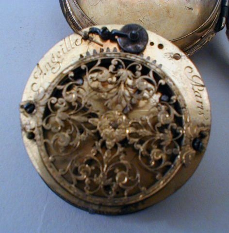 Montre à motif ciselé de rinceaux