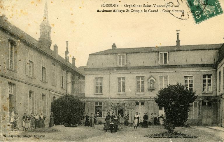 Soissons - Orphelinat Saint-Vincent-de-Paul - Ancienne Abbaye Saint-Crespin-le-Grand - Cour d'entrée
