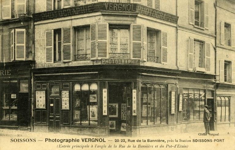 Soissons - Port - Magasin André VERGNOL , 20, 22 rue de la Bannière (entrée principale à l'angle de la Rue de la Bannière et du Pot-d'Etain)
